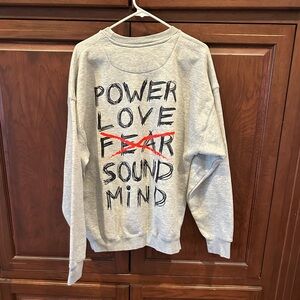 Christian crewneck sz XL